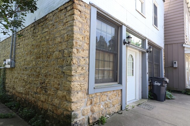 Building Photo - 107 W Baldwin St Unit 1