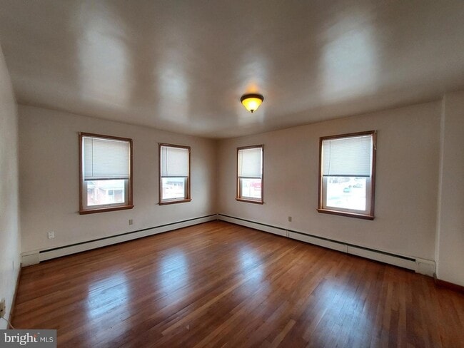 Photo - 213B Lincoln Way W