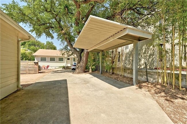 Photo - 209 E Live Oak St