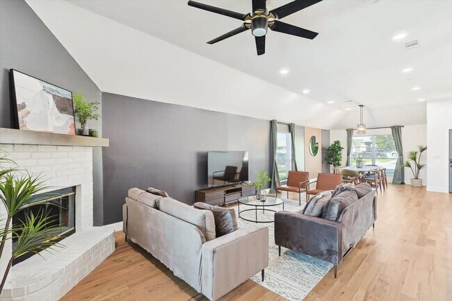 Photo - 215 Nottingham Dr Unit ID1019588P