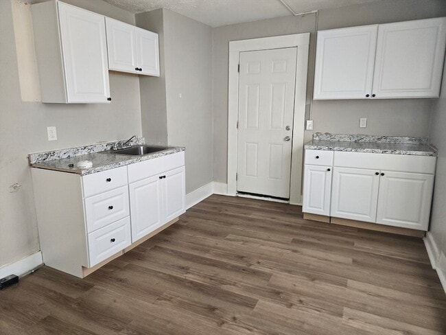 Building Photo - 529 Union St Unit 1r