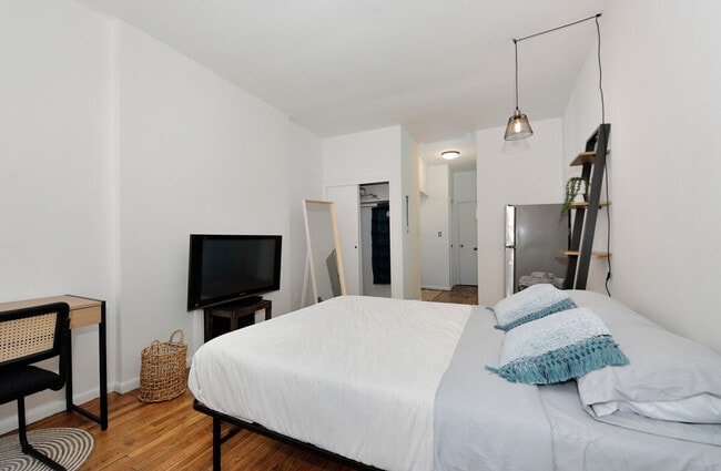 Photo - 374 W 35th St Unit ID1323932P