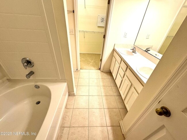 Photo - 652 Crystal Way