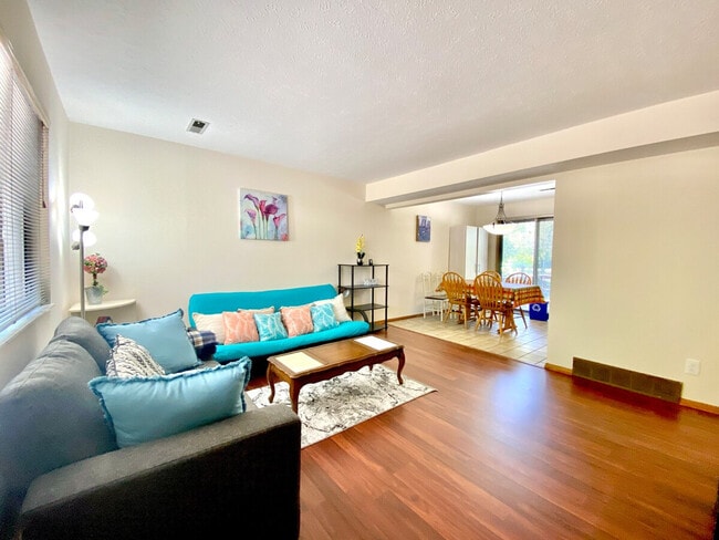 Building Photo - 1469 Rydalmount Rd Unit ID1061219P