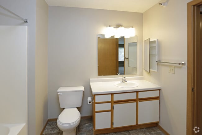 1BR, 1.3BA - 875 SF - Regency Park