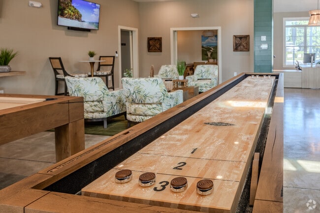 Clubhouse Lounge - Comet Scotts Hill