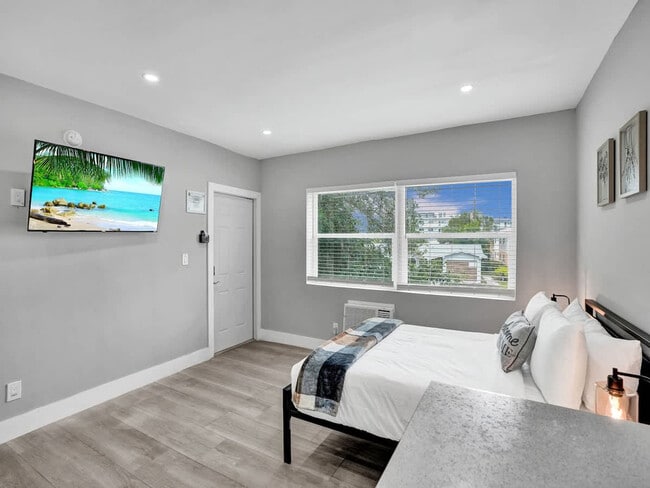 Photo - 906 N Riverside Dr Unit SI ID1504065P