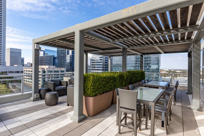 Roof Lounge - Trace Midtown Luxury Apartments