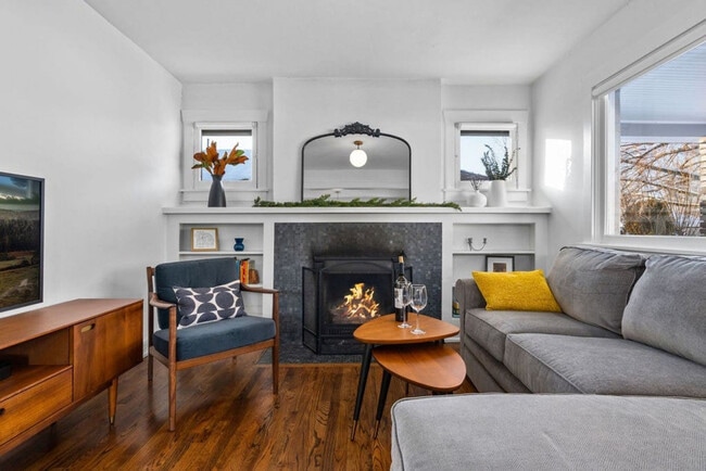 Building Photo - 1198 Browning Ave Unit ID1071595P