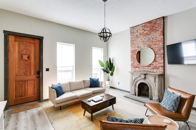 Building Photo - 725 E Breckinridge St Unit ID1028894P