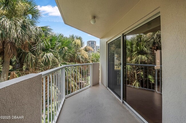 Building Photo - 3 Oceans W Blvd Unit 2D5