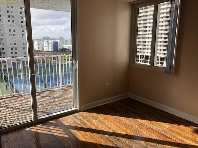 Building Photo - 800 N Miami Ave Unit E1001