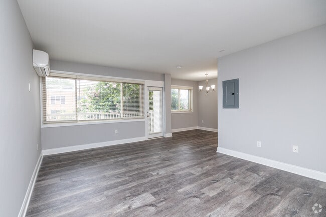 1BR, 1BA - 730SF - Living Room - The Alante in Alexandria