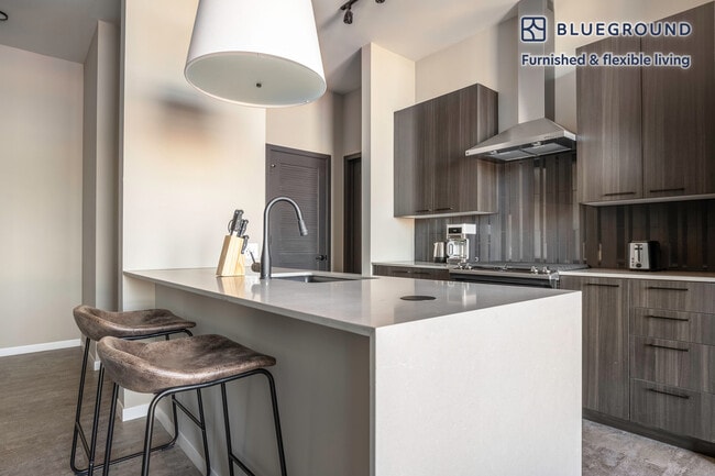 Photo - 939 W Washington Blvd Unit FL14-ID274