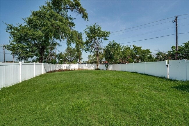 Photo - 9801 Cedarcrest Dr