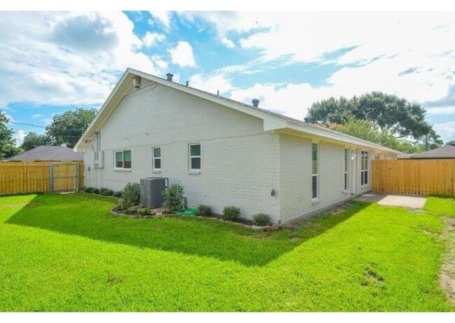 Building Photo - 6315 Bowers St