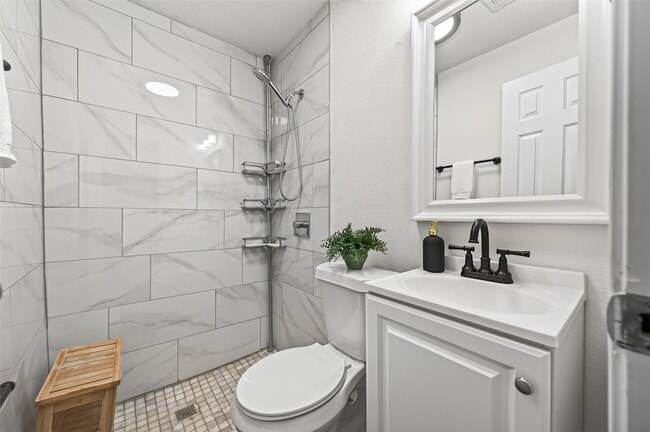 Photo - 708 W Clay St