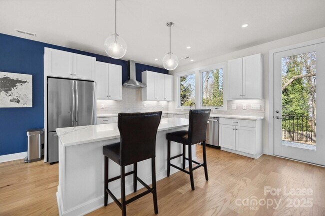 Photo - 1553 Pinecrest Ave