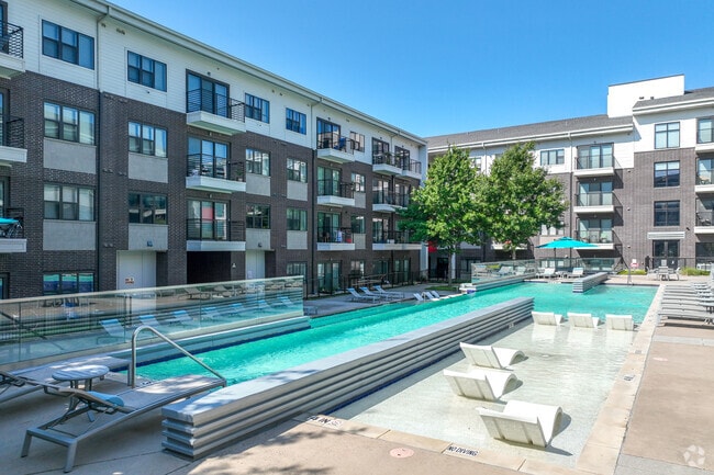 Swimming Pool - Markethaus 3700