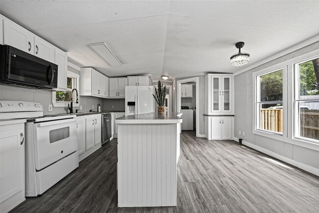 Building Photo - 2122 Koster Rd