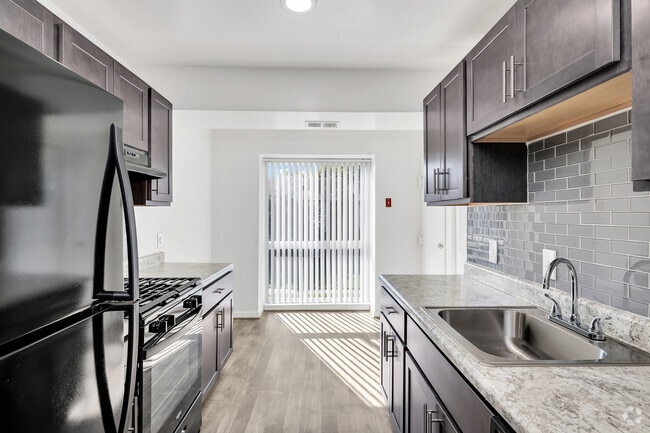 1BR, 1BA - 1,000SF - The Maury - Kitchen - University Apartments