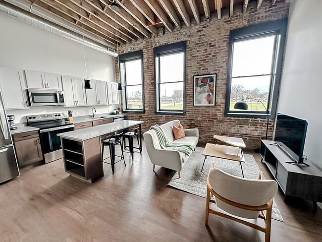 Building Photo - 403 W 4th St N Unit ID1352442P